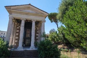 tempio di portuno rome latium italie photo