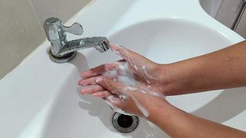 les femmes se lavent les mains photo