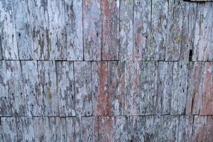 les murs de la maison sont construits avec des planches de bois. vieux par le temps photo