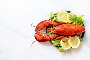 homard bouilli aux légumes et au citron photo