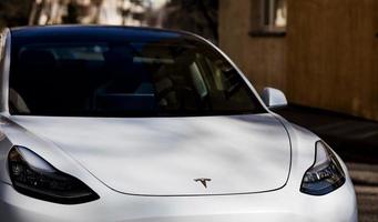 tesla modèle 3 blanc photo