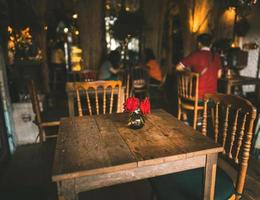 rose rouge sur la table vintage dans un café antique.