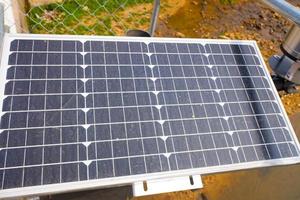 un panneau solaire dans le système d'alerte automatique météo, eau. l'usine d'énergie solaire. panneaux solaires bleus. une source alternative d'électricité. photo