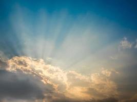 rayon de soleil du soleil derrière les nuages photo