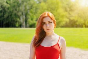 jeune femme à l'extérieur par une belle journée d'été ensoleillée photo