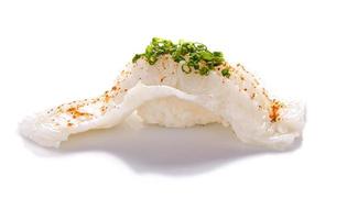 engawa sushi, sushi débordant sur fond blanc photo