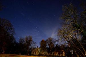 parc du château avec des étoiles dans la nuit photo