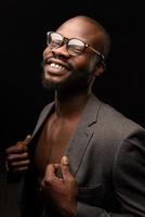 un afro-américain noir chante émotionnellement dans un microphone. portrait de studio en gros plan. photo