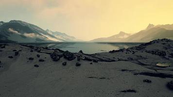 paysage d'hiver avec des rochers couverts de neige à l'océan arctique photo