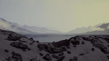 paysage d'hiver avec des rochers couverts de neige à l'océan arctique photo