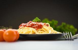 spaghetti pâtes italiennes servies sur plaque noire avec tomate et persil au restaurant cuisine italienne et concept de menu - spaghetti bolognaise photo