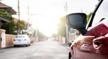 objet pour le monde virtuel métavers feu arrière de voiture couleur rouge sur fond noir pour les clients. utilisation d'un fond d'écran ou d'un arrière-plan pour le transport ou l'automobile technologie automobile du futur photo