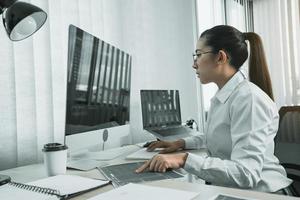 les développeurs de logiciels analysent le code écrit dans le programme sur l'ordinateur dans la salle de bureau. photo