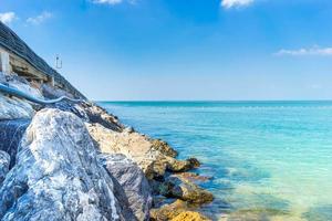 ciel bleu, mer et rocher à pattaya en thaïlande. photo