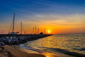 beau coucher de soleil sur la mer à pattaya en thaïlande. mise au point sélective photo