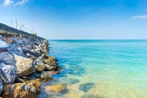 ciel bleu, mer et rocher à pattaya en thaïlande. photo