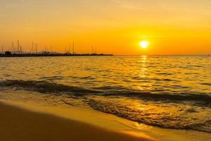 beau coucher de soleil sur la mer à pattaya en thaïlande photo