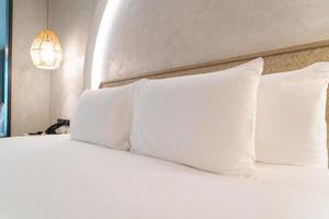 oreillers blancs confortables sur le lit photo
