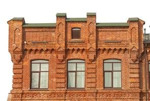 façade du bâtiment en briques rouges de trois étages photo