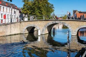 bruges, belgique, 2015. pont sur un canal à bruges flandre occidentale en belgique photo