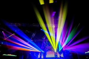 célébrez la nuit dans la danse du service de banquet de nuit et amusez-vous avec d'autres danseurs et djs. photo