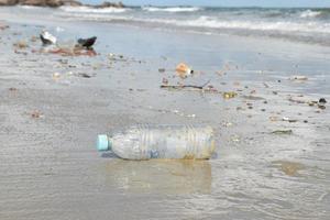 pollutions et bouteille sur la plage des gens photo