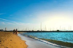 les touristes étrangers non identifiés portent des bikinis marchent sur la plage de sable de pattaya en thaïlande. photo