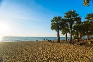 soleil de sable de mer et plage en été à pattaya en thaïlande. photo