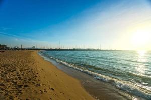 soleil de sable de mer et plage en été à pattaya en thaïlande. photo