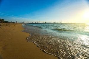 soleil de sable de mer et plage en été à pattaya en thaïlande. photo