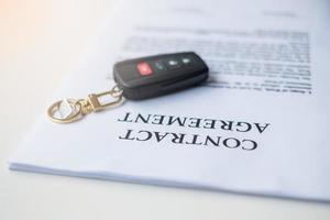 document contractuel avec voiture et clé à distance. concepts d'achat et de vente, d'assurance, de location et de contrat photo