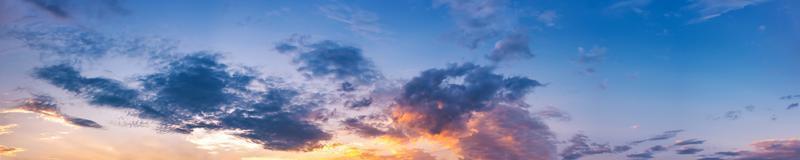 ciel panoramique spectaculaire avec des nuages au lever et au coucher du soleil. photo