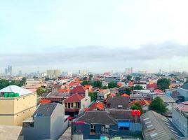 photo de maisons très densément peuplées de différentes couleurs dans la capitale de jakarta, en indonésie, en raison de la migration de la population.