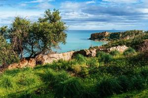 belle vue le long du cap milazzo. photo