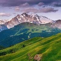 montagnes dans les alpes photo