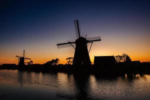 ciel étoilé au-dessus des moulins hollandais. photo