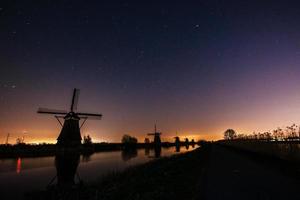 ciel étoilé au-dessus des moulins hollandais. photo