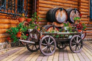 chariot à roues en bois photo