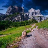 montagnes rocheuses au coucher du soleil. alpes dolomitiques, italie photo