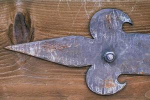 pièces forgées sur de vieilles surfaces en bois photo