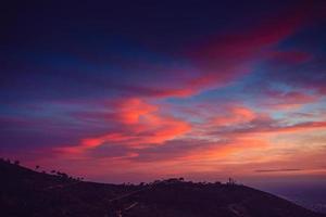 ciel orange, au-dessus de la mer bleue photo