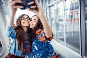 fille heureuse avec des touristes photo de vous