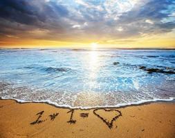 coucher de soleil sur la plage de sable. photo