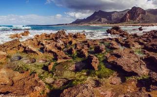 beau paysage de mer à la plage de l'océan photo