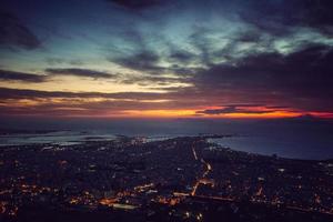 ville avec une nuit sur la plage photo