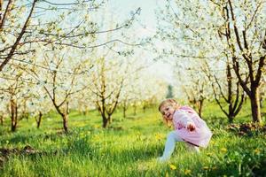 enfant qui court à l'extérieur des arbres en fleurs. traitement et retouche d'art photo