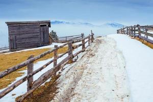 le début du printemps dans les montagnes photo