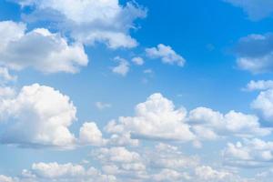 fond de nuages de ciel bleu d'été. beauté clair nuageux au soleil calme air d'hiver lumineux. photo