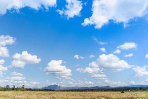 fond de nuages de ciel bleu d'été. beauté clair nuageux au soleil calme air d'hiver lumineux. photo