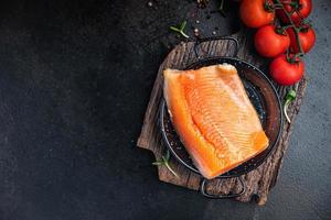 omble chevalier filet de saumon cru repas de fruits de mer nourriture sur la table photo